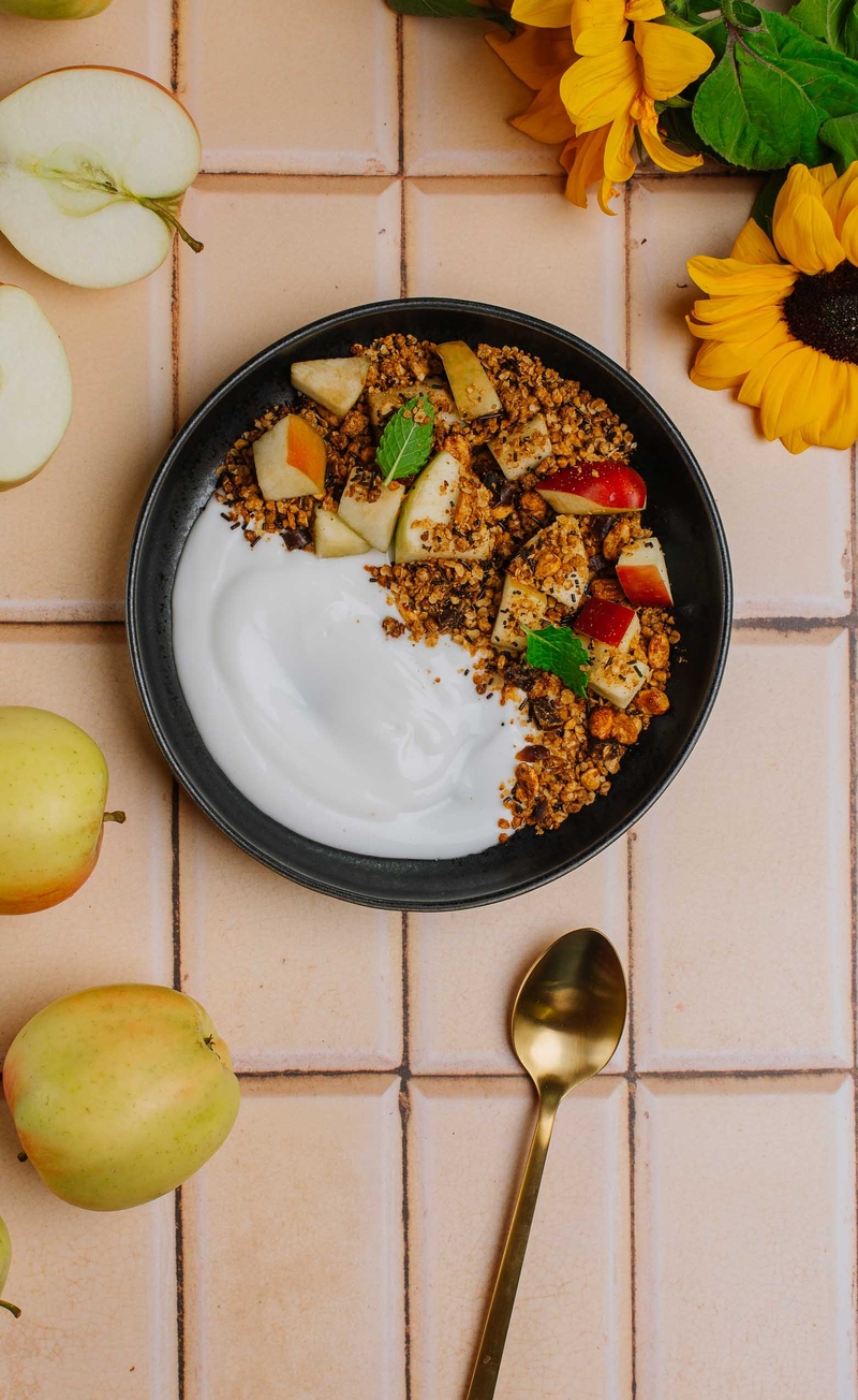 Granola snickers z karmelizowanymi orzeszkami ziemnymi, jogurt kokosowy, cząstki jabłka