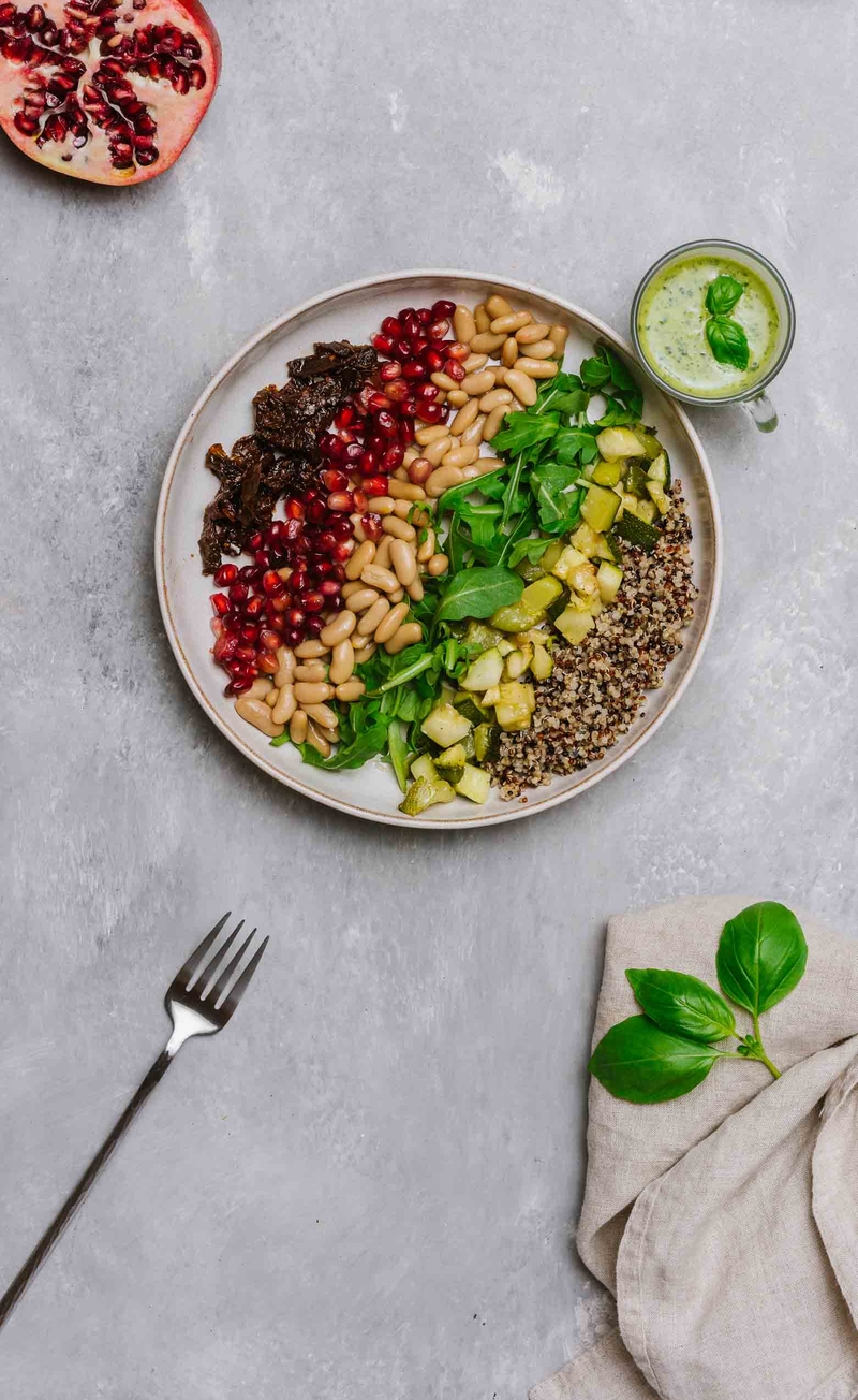 Sałatka z komosą ryżową, białą fasolą i granatem, pesto bazyliowe