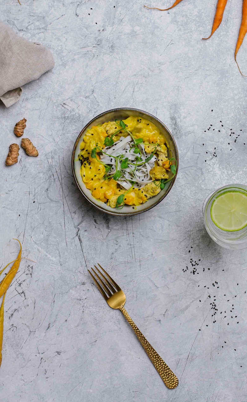 Żółte curry z indykiem, kapustą i marchewką, makaron ryżowy z czarnym sezamem