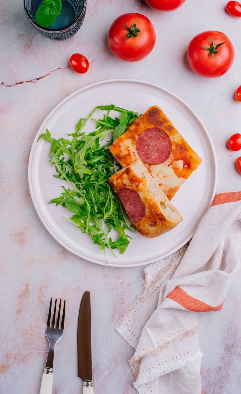 Pinsa z pomidorami San Marzano serem mozzarella, salami napoli i rukolą
