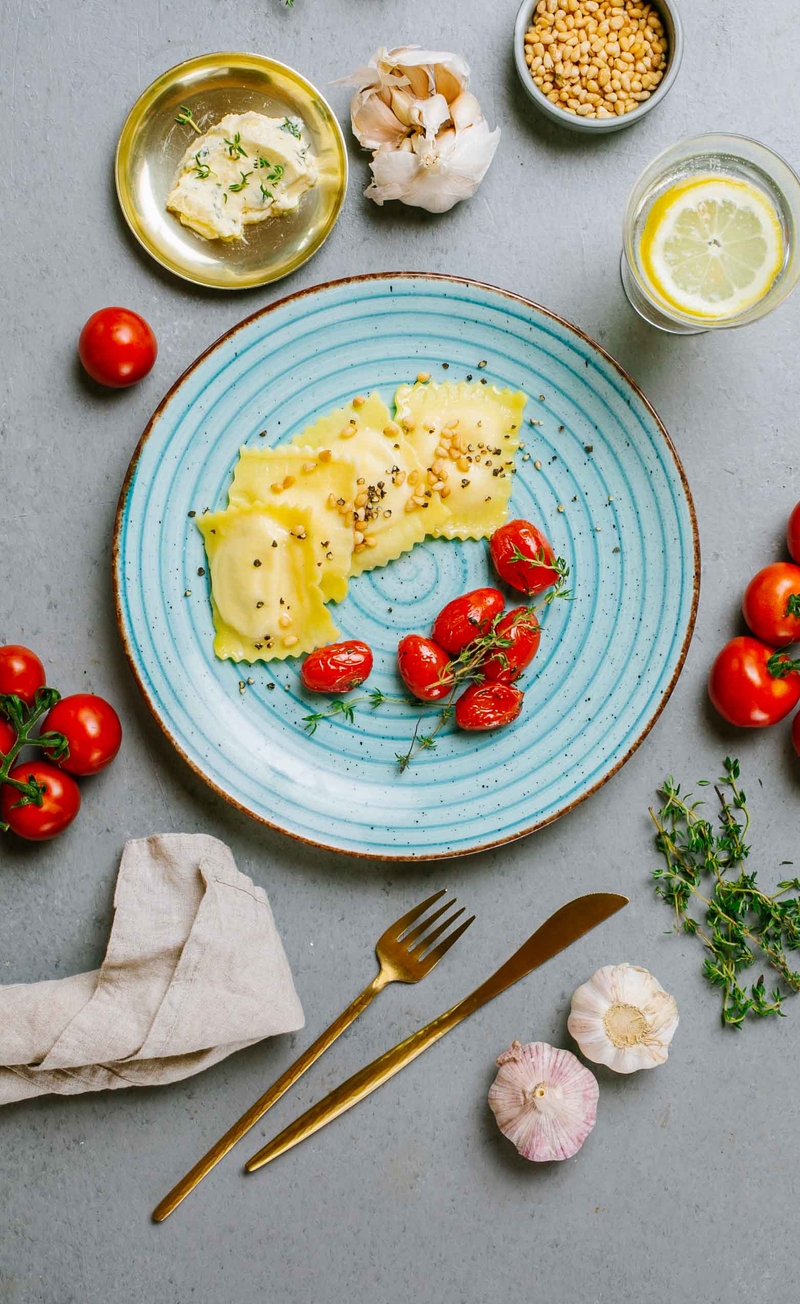 Ravioli z borowikami z masłem bazyliowo-czosnkowym, czarnym pieprzem i orzeszkami pinii, pieczone pomidorki z miodem