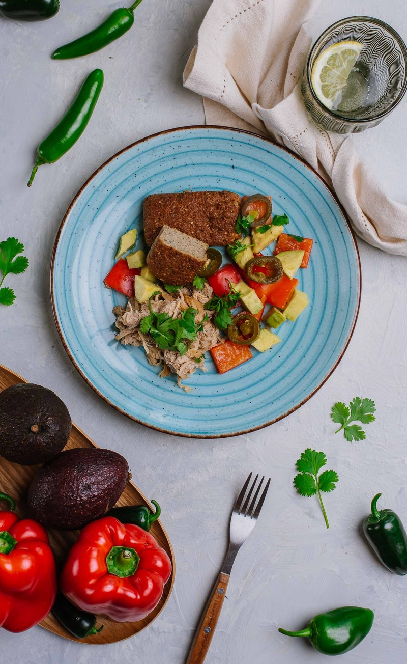 Szarpana keto wieprzowina po meksykańsku, chleb wysokotłuszczowy, papryka, awokado, jalapeno