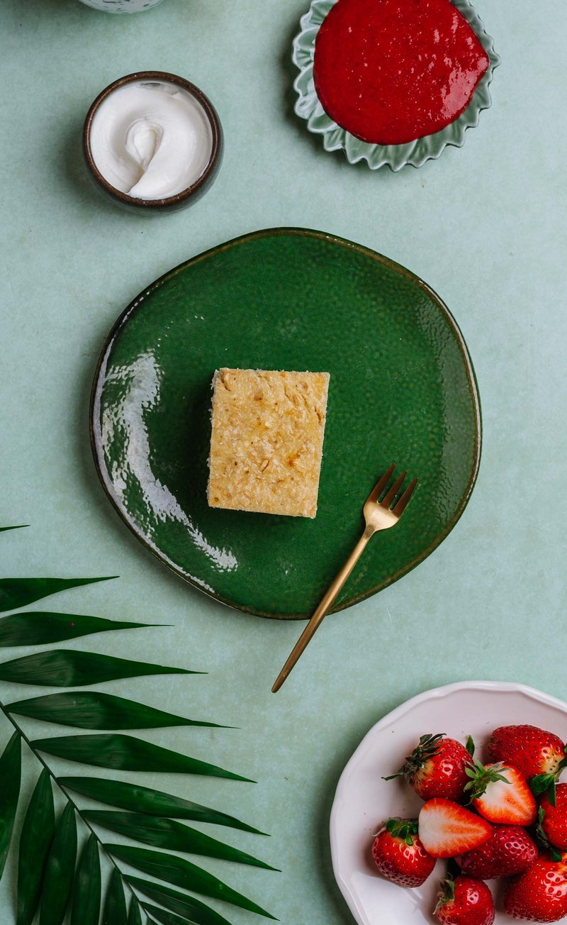 Pieczona owsianka raffaello, jogurt grecki, mus truskawkowy