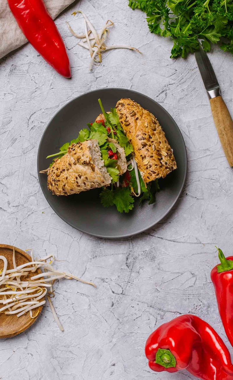 Banh mi z szarpaną wieprzowiną w sosie słodko-kwaśnym, piklowanymi warzywami i kolendrą