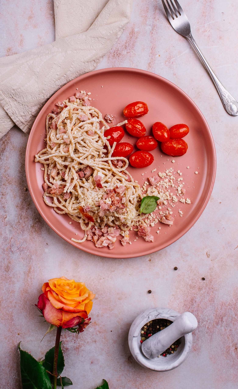 Spaghetti carbonara z boczkiem i parmezanem, pomidorki z pieca