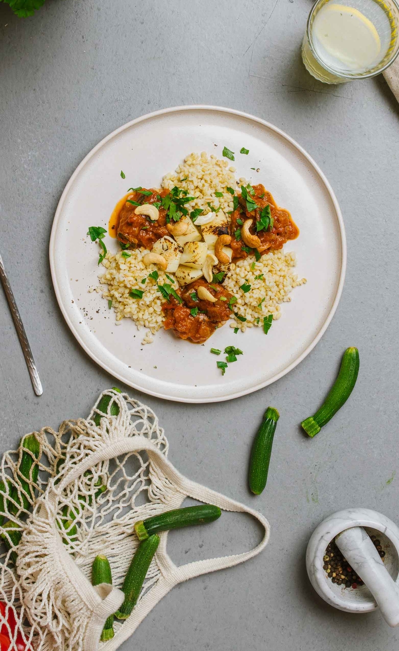 Warzywa pieczone w pomidorach z grillowanym halloumi, nerkowcami i natką pietruszki, kasza bulgur