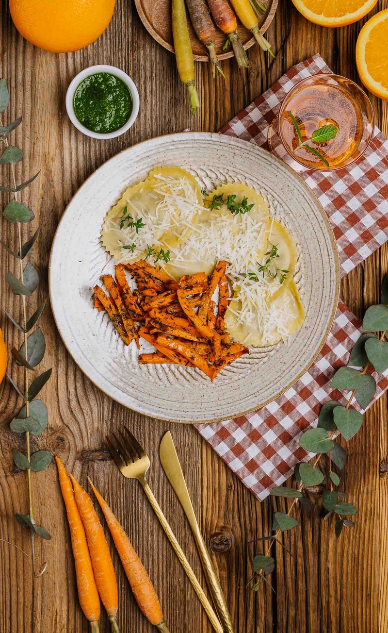 Rotondi z giczą cielęcą, serem Pecorino Romano i tymiankiem, pesto genovese, pieczone słupki marchewki z pomarańczą i tymiankiem