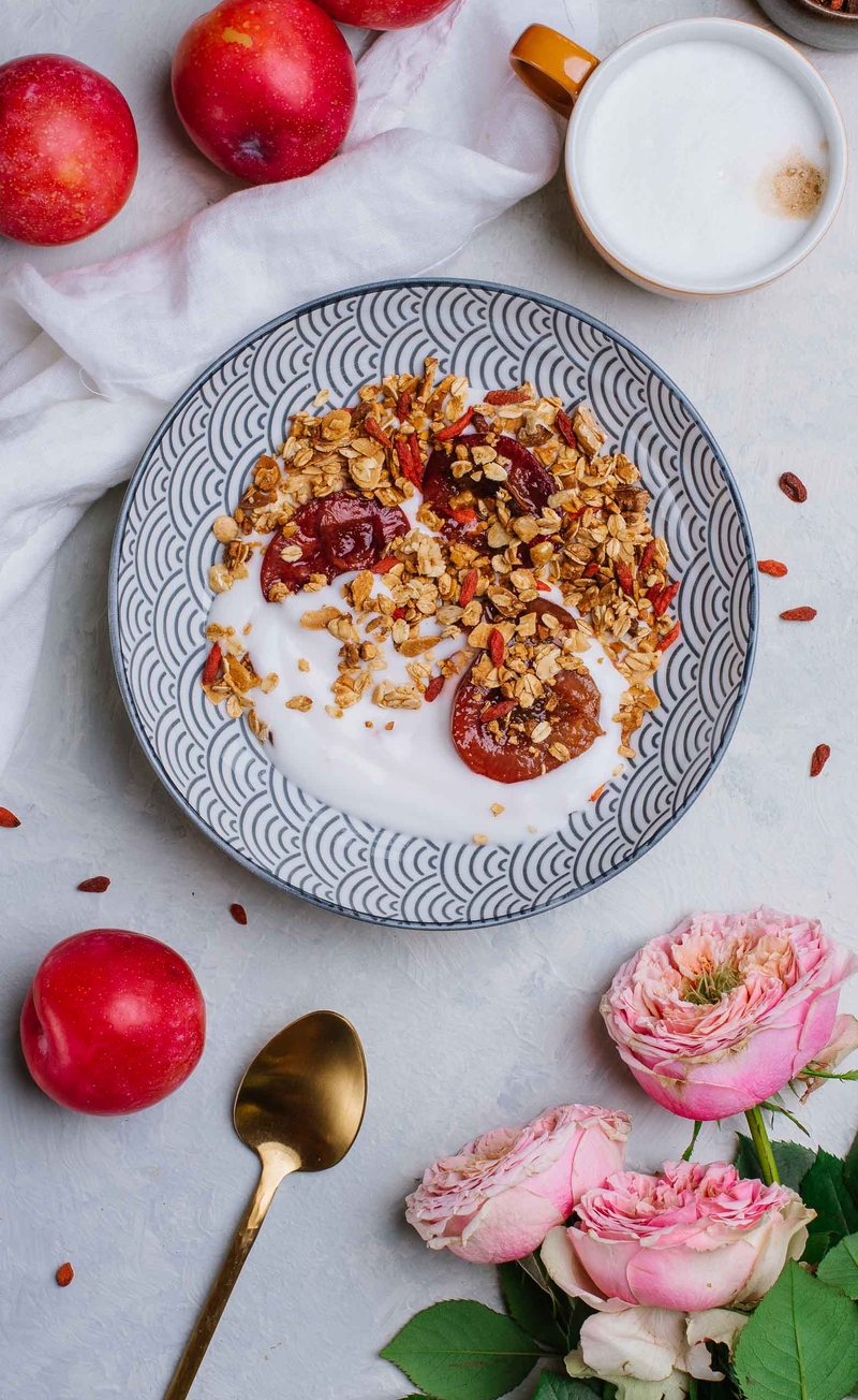 Granola z jagodami goji i orzechami, jogurt kokosowy, śliwki karmelizowane