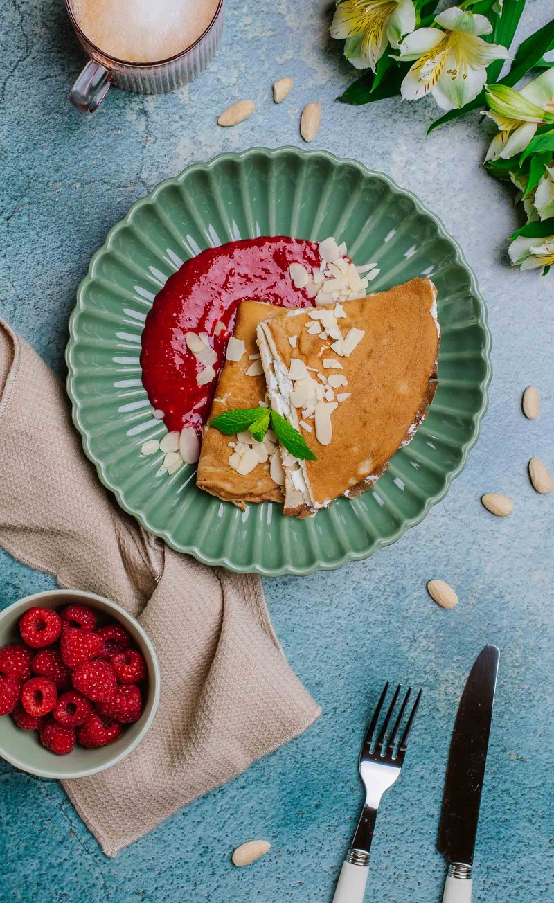 Keto omlety na mące migdałowej z twarożkiem z mascarpone, keto sos malinowy