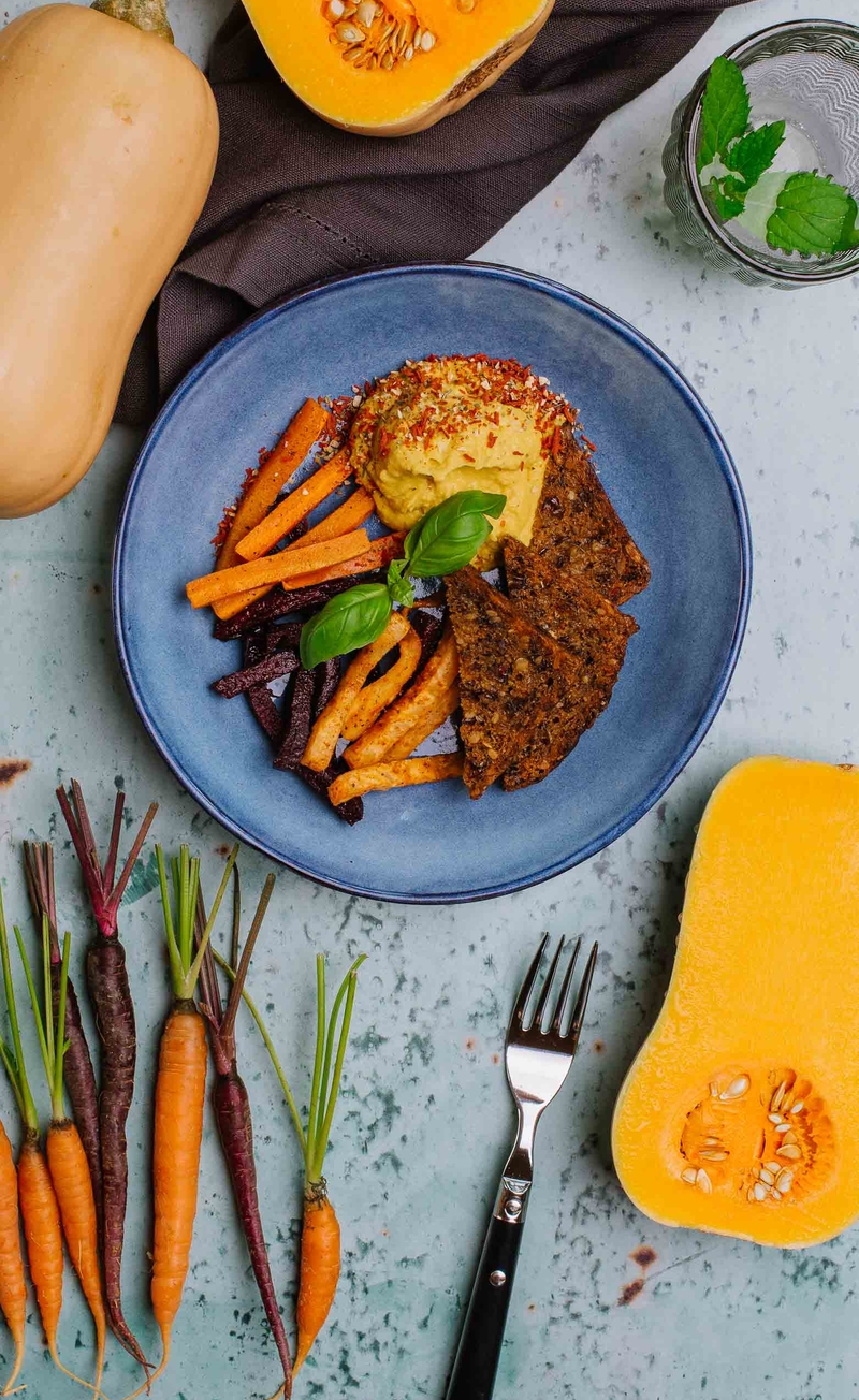 Hummus z dynią, pieczone warzywa korzeniowe, grzanka z chleba owsianego na oliwie z oliwek