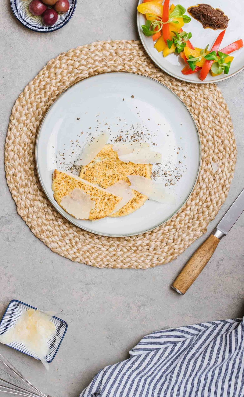 Omlet 4 sery z czerwonym pesto, roszponka, papryka