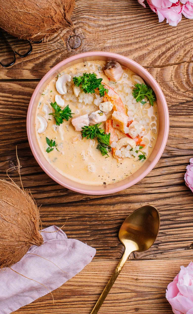Keto zupa rybna z łososiem na mleczku kokosowym z curry, ryż kalafiorowy