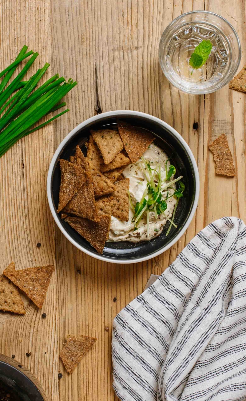 Kremowy serek miso-wasabi ze szczypiorkiem, orkiszowe krakersy