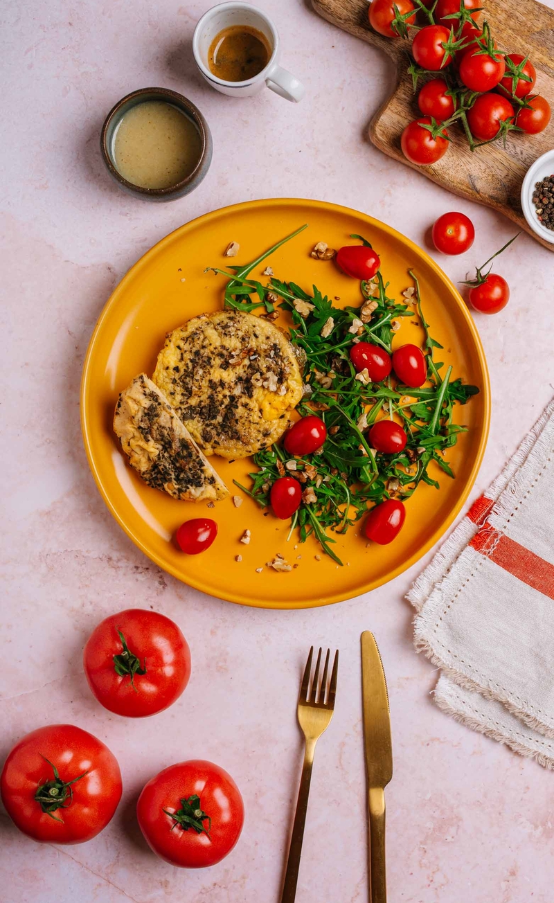 Mini omlet z suszonymi pomidorami i bazylią, rukola z pomidorkami, sos winegret