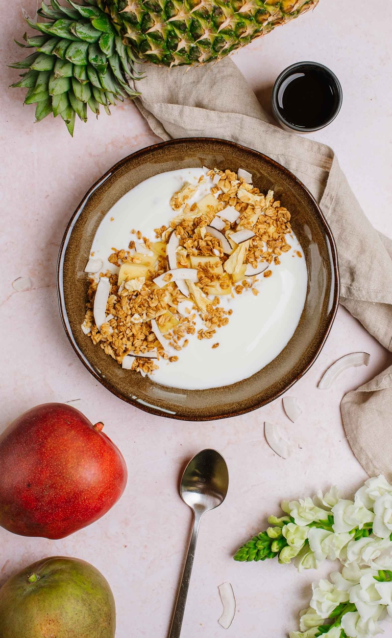 Musli pinacolada z suszonym ananasem i plastrami kokosa, jogurt naturalny, mango