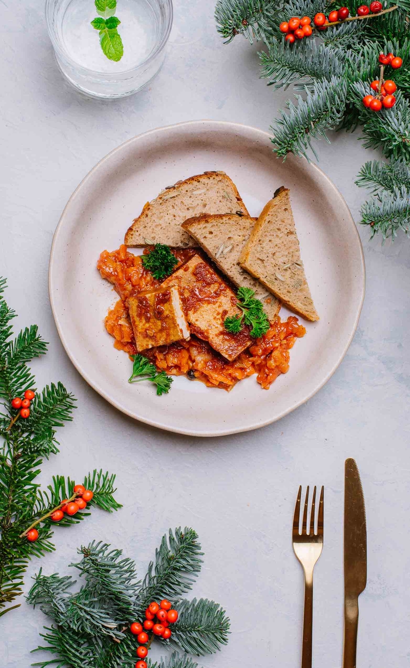 Marynowane tofu po grecku, chleb żytni z pestkami dyni