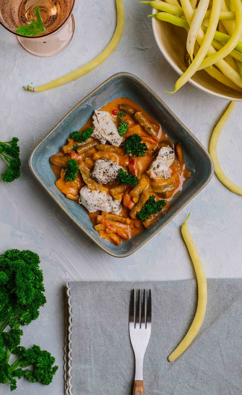 Keto kawałki kurczaka duszone w mleczku kokosowym z fasolką szparagową, papryką, chili i kurkumą