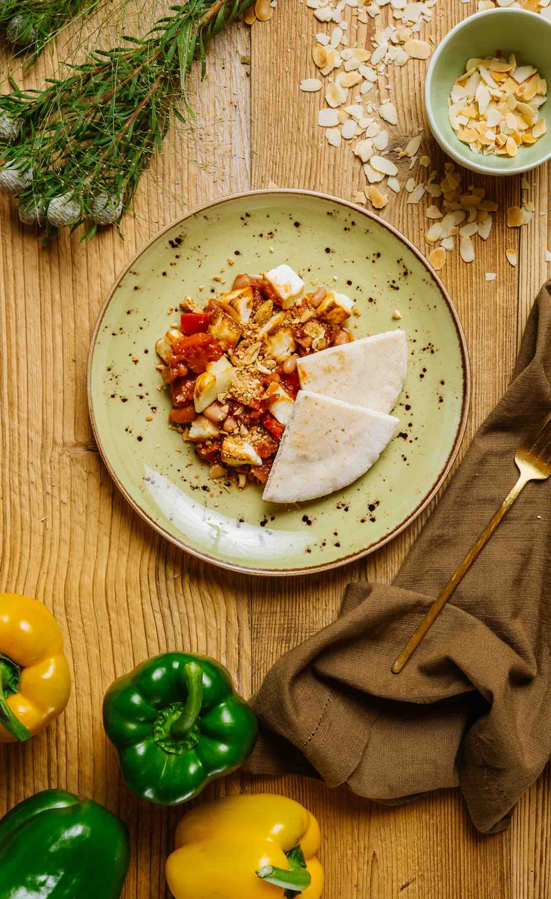 NTFY_Cypryjski gulasz z halloumi, białą fasolką, migdałami i wędzoną papryką, pita pszenna