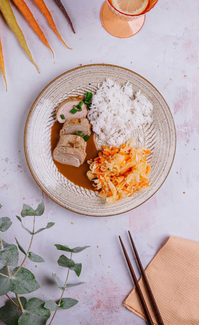 Polędwiczka wieprzowa w sosie teriyaki bez cukru, ryż basmati, pikantna surówka z białej kapusty i marchewki