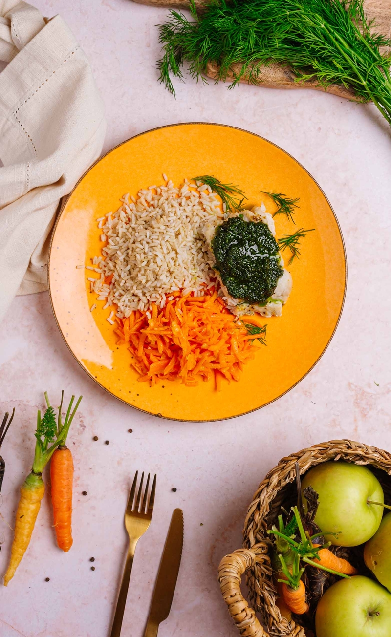 Pieczony dorsz w pesto koperkowym, ryż brązowy, surówka marchewkowa z jabłkiem