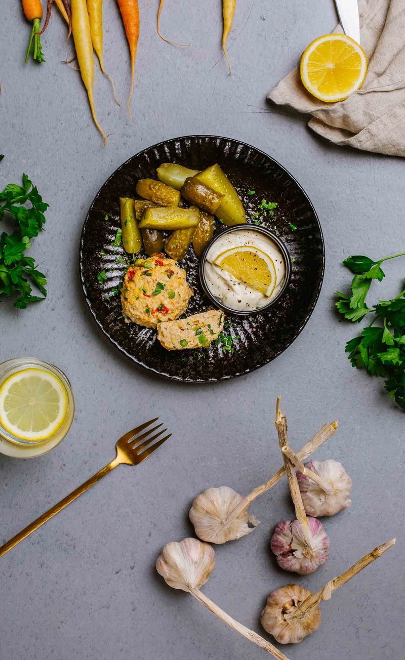 Burger jaglany z kurczakiem, cytrynowe aioli, ogórek kiszony