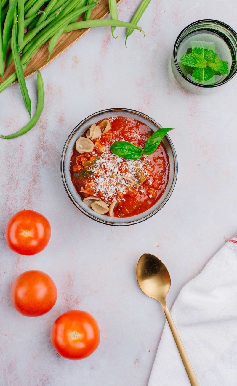 Minestrone z pomidorami, fasolką szparagową, pełnoziarnistym orecchiette i parmezanem
