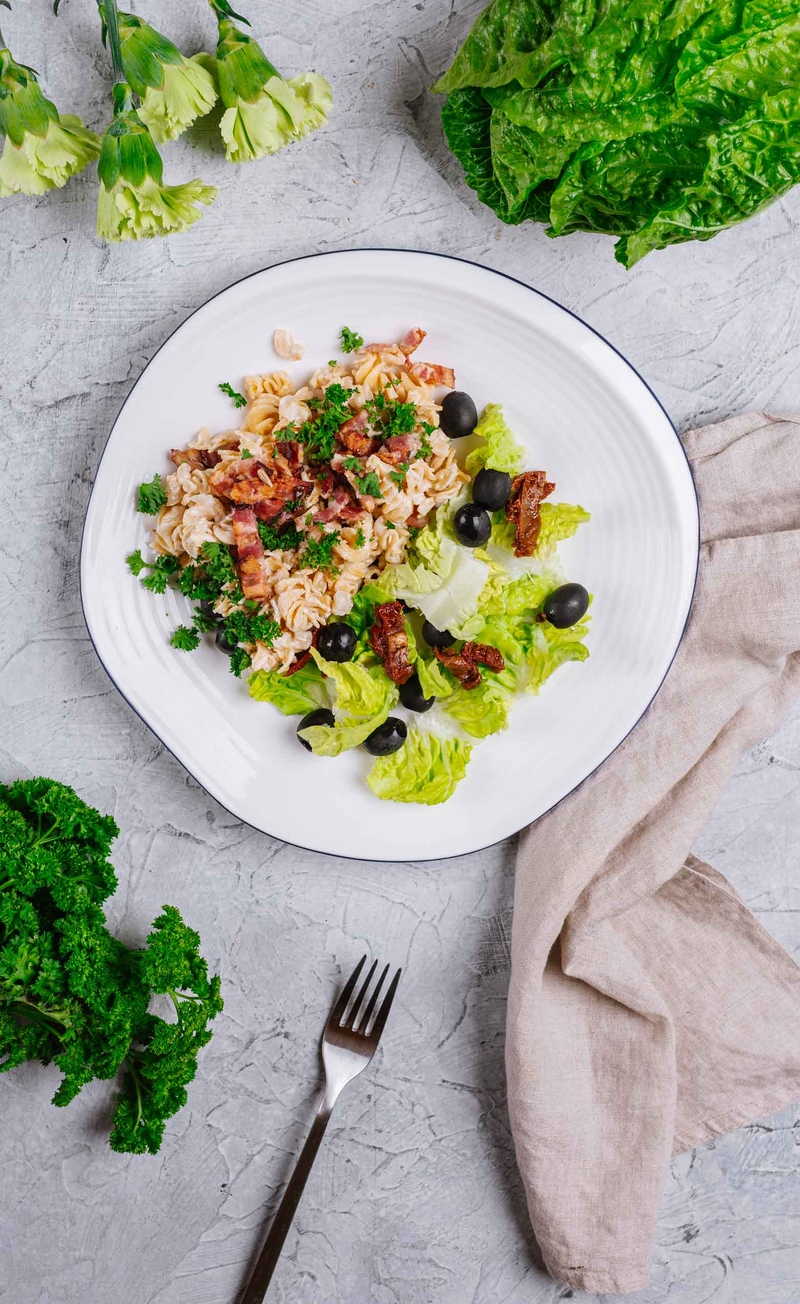 Białkowe świderki alla carbonara, sałata rzymska z suszonymi pomidorami i oliwkami