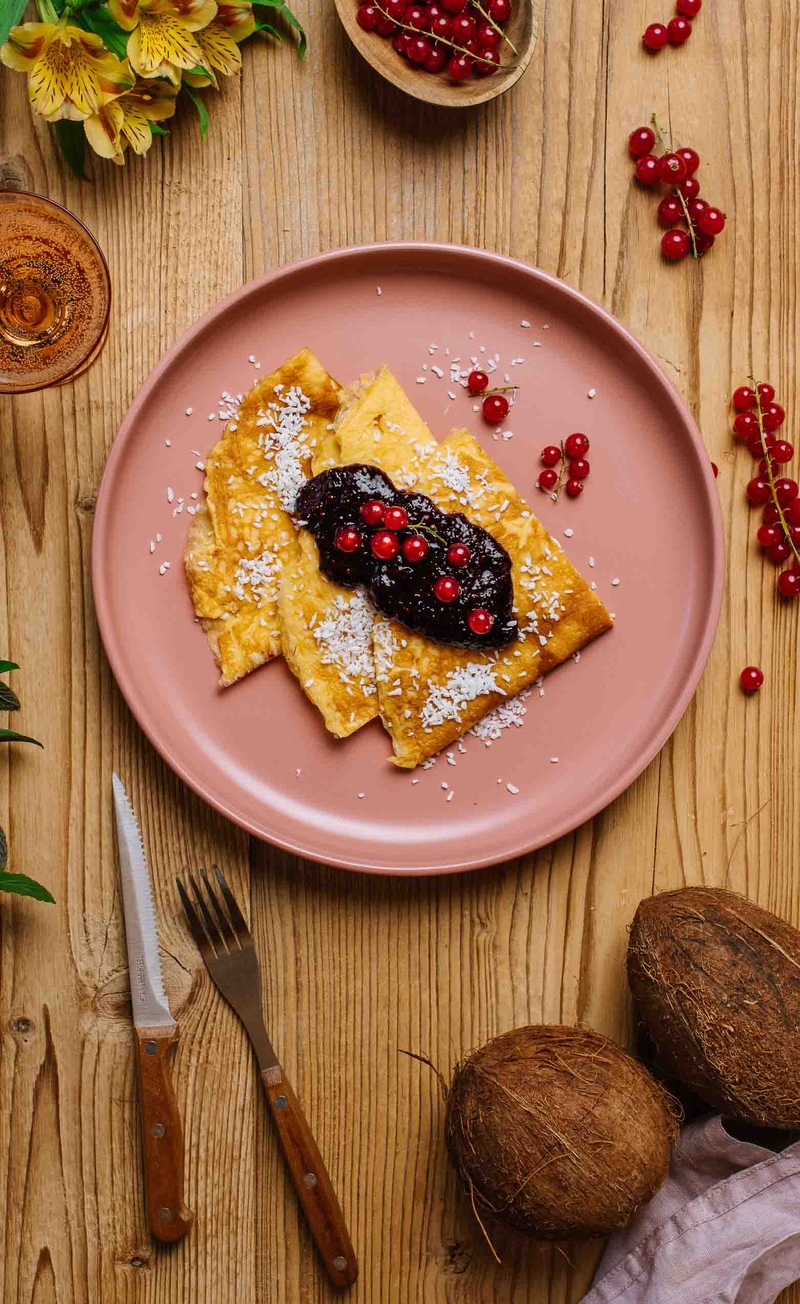 Keto crepes z twarożkiem kokosowym, chutney porzeczkowy