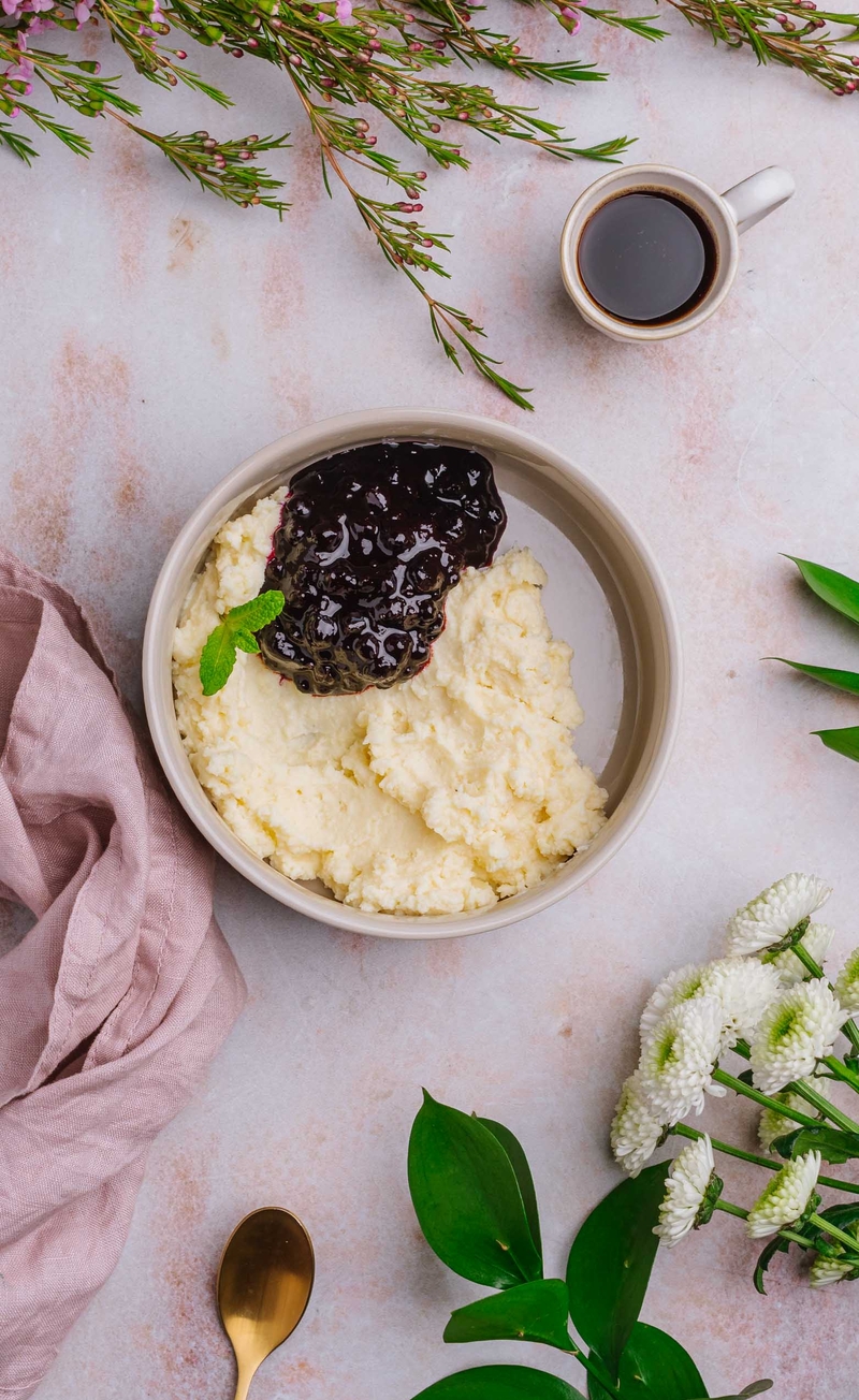 Proteinowy budyń waniliowy z konfiturą jagodową