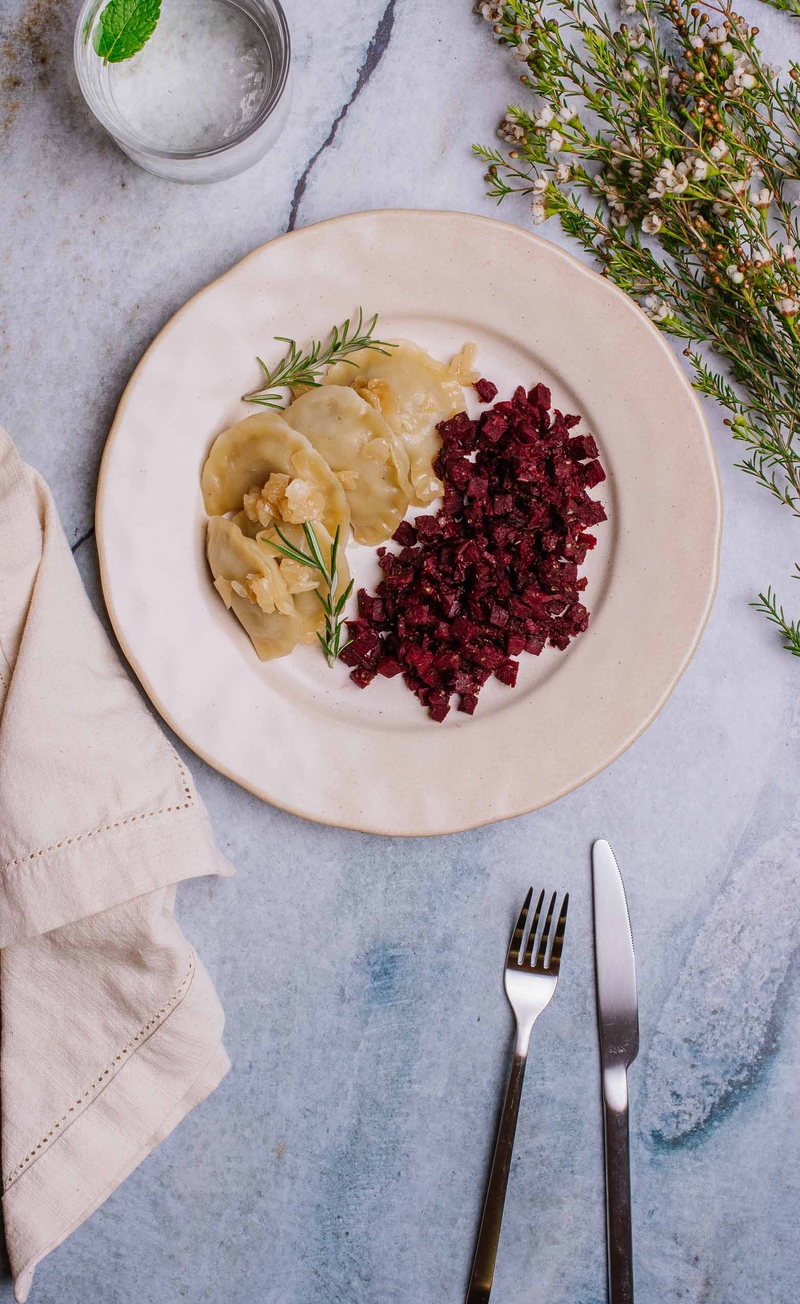 Wegańskie pierogi z kapustą i grzybami, glazurowane buraczki z pomarańczą i świeżym majerankiem