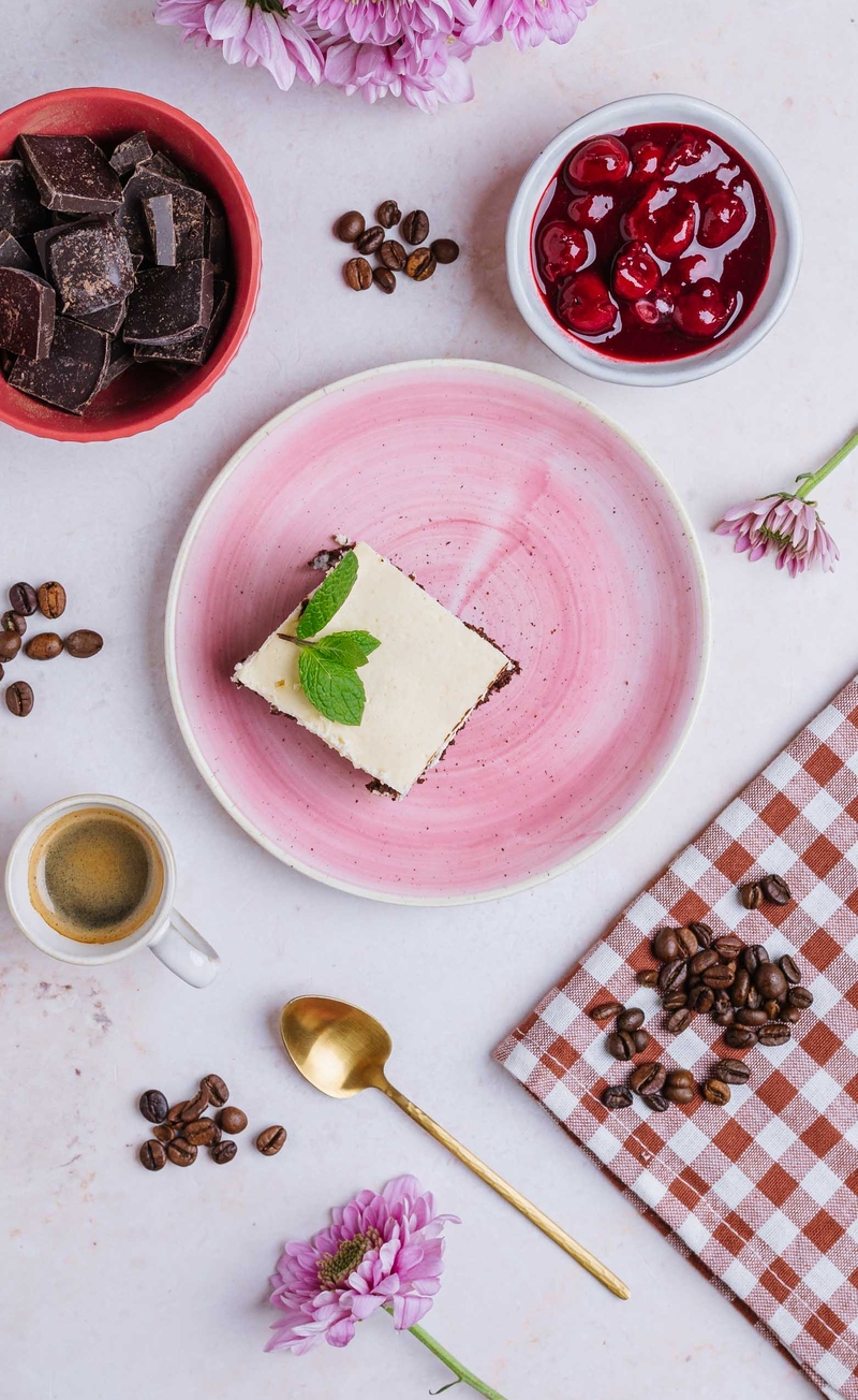 Sernikobrownie bez cukru, karmelizowane wiśnie z kawą