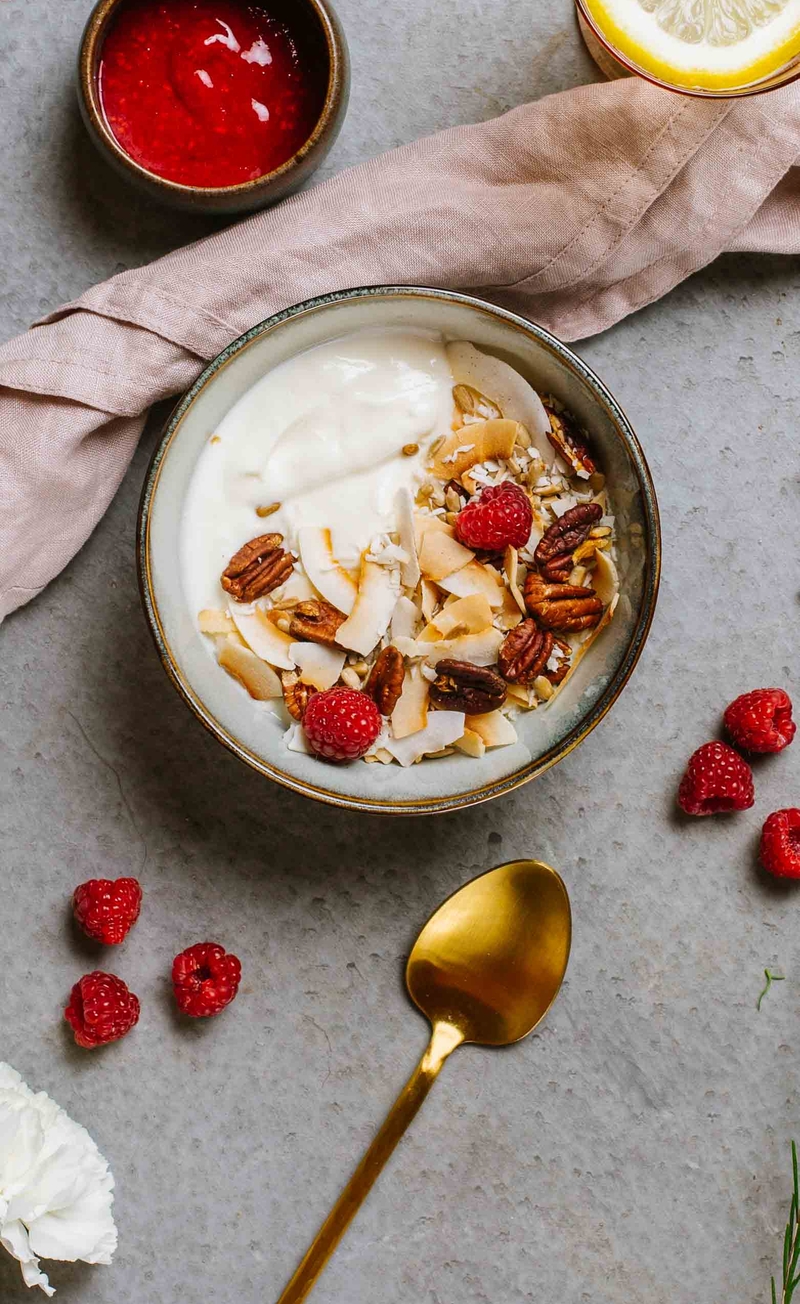 Keto musli z orzechami i kokosem, jogurt grecki, sos malinowy
