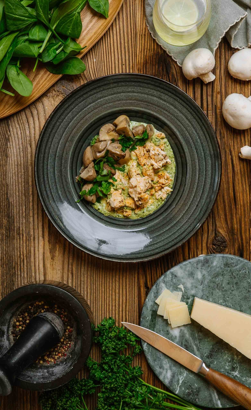 Keto kurczak po florencku ze szpinakiem i parmezanem, pieczarki duszone w maśle i czosnku
