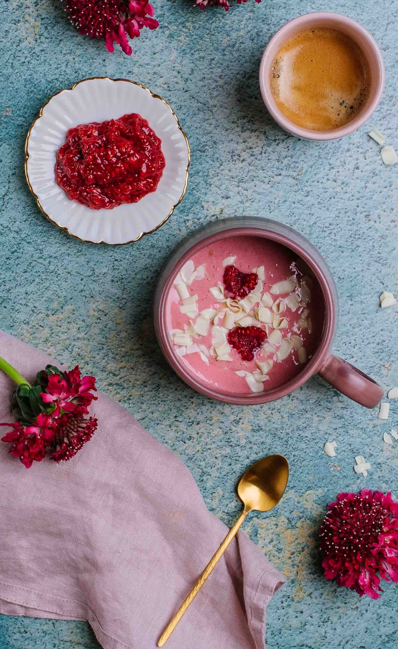 Różowa panna cotta z białą czekoladą z sosem malinowym z nasionami chia