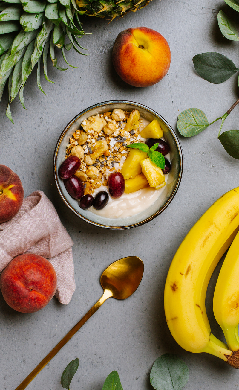 Granola bananowo-orzechowa z brzoskwiniowym jogurtem kokosowym, ananas, winogrona