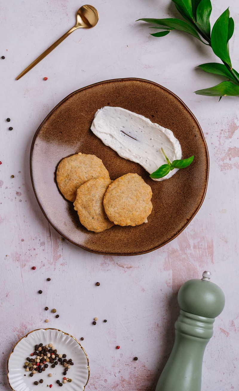 Serowe ciasteczka z parmezanem, dip z pieprzem