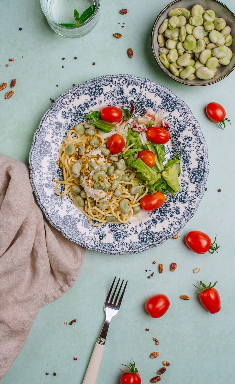 Spaghetti alla chitarra z pistacjowym alfredo z ricottą, pistacjami i bobem, świeże sałaty z pomidorami