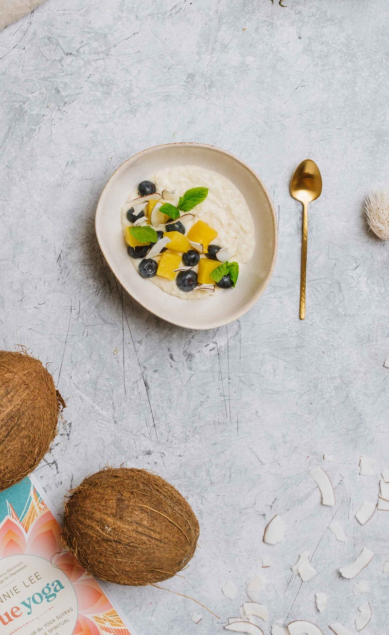 Jaglanka pina colada z pieczonym ananasem i chipsami kokosowymi, borówki