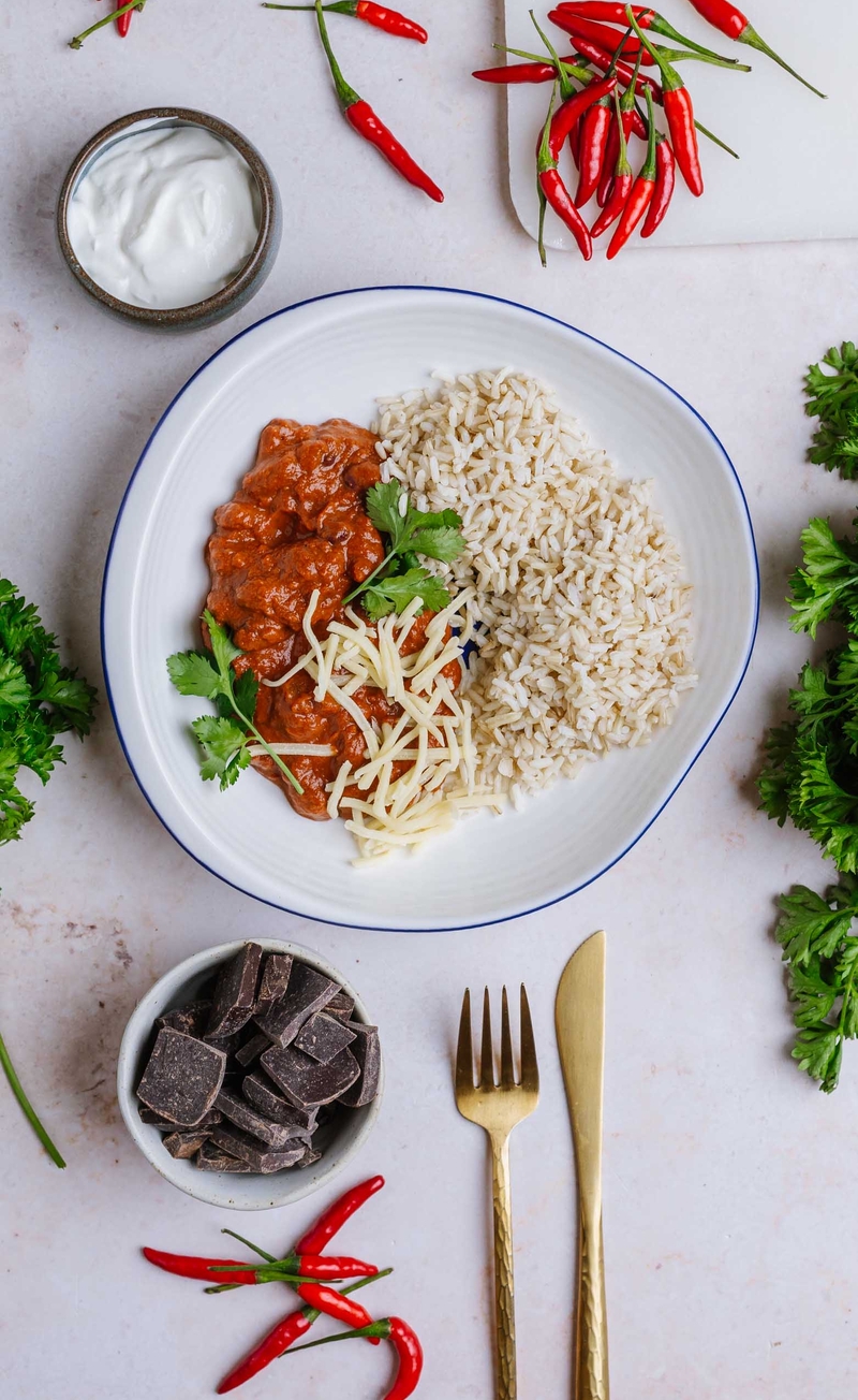 Chili sin carne z fasolą pinto, gorzką czekoladą i cheddarem, brązowy ryż, kwaśna śmietana