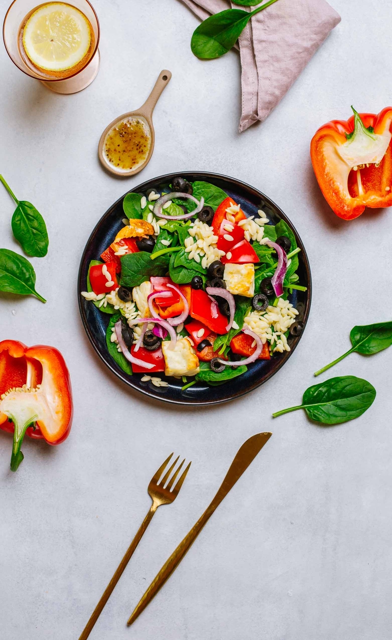 Śródziemnomorska sałatka z pieczonym serem halloumi, makaronem orzo, szpinakiem i czarnymi oliwkami, sos winegret