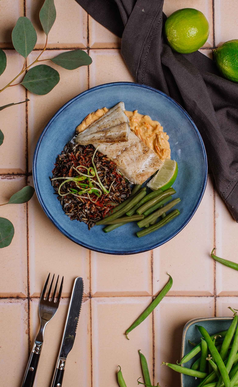 Panang Curry z dorszem, masłem orzechowym, fasolką szparagową i trawą cytrynową, dziki ryż z nutą limonki