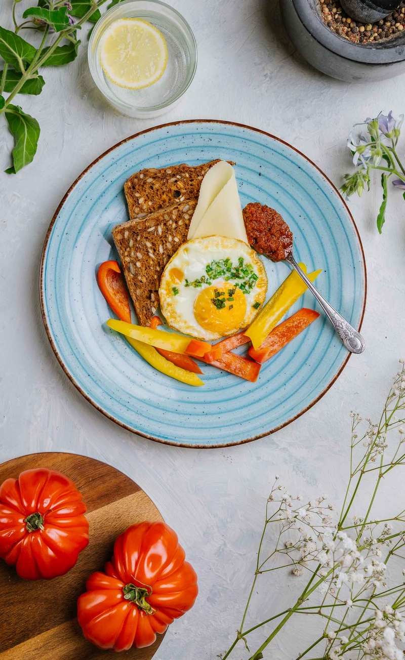 Chleb bezglutenowy z jajkiem sadzonym i serem gouda, pesto z suszonych pomidorów, papryka