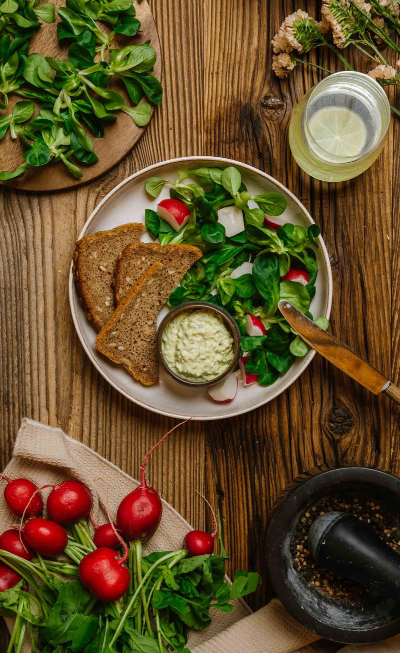 Pasta jajeczna z koperkiem, chleb ze słonecznikiem, rzodkiewka i roszponka