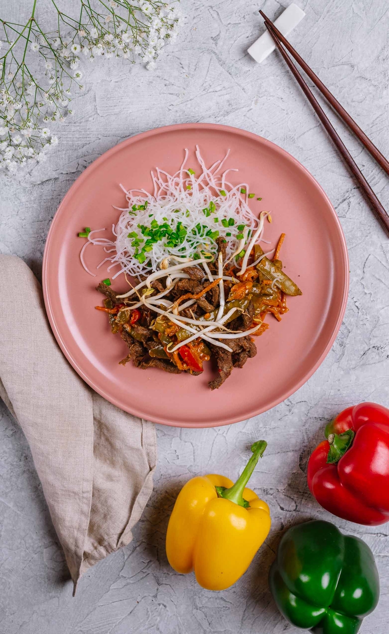 Stir fry z wieprzowiną, papryką i kiełkami, makaron sojowy