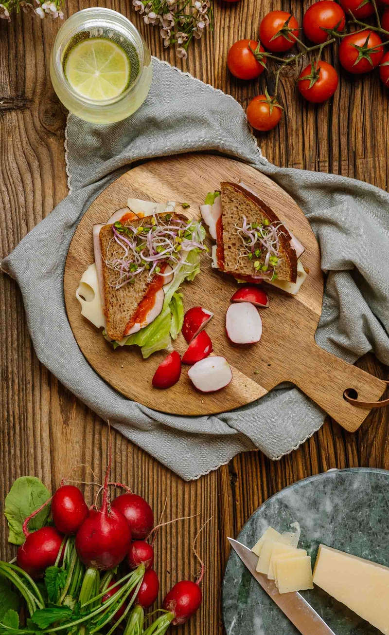 Kanapka razowa z szynką, serem królewskim i ketchupem, rzodkiewka