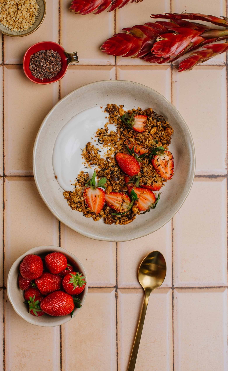 Granola snickers z karmelizowanymi orzeszkami ziemnymi, jogurt kokosowy, truskawki