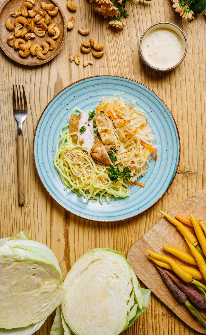 Kurczak curry, makaron ramen z orzechami nerkowca, surówka z białej kapusty