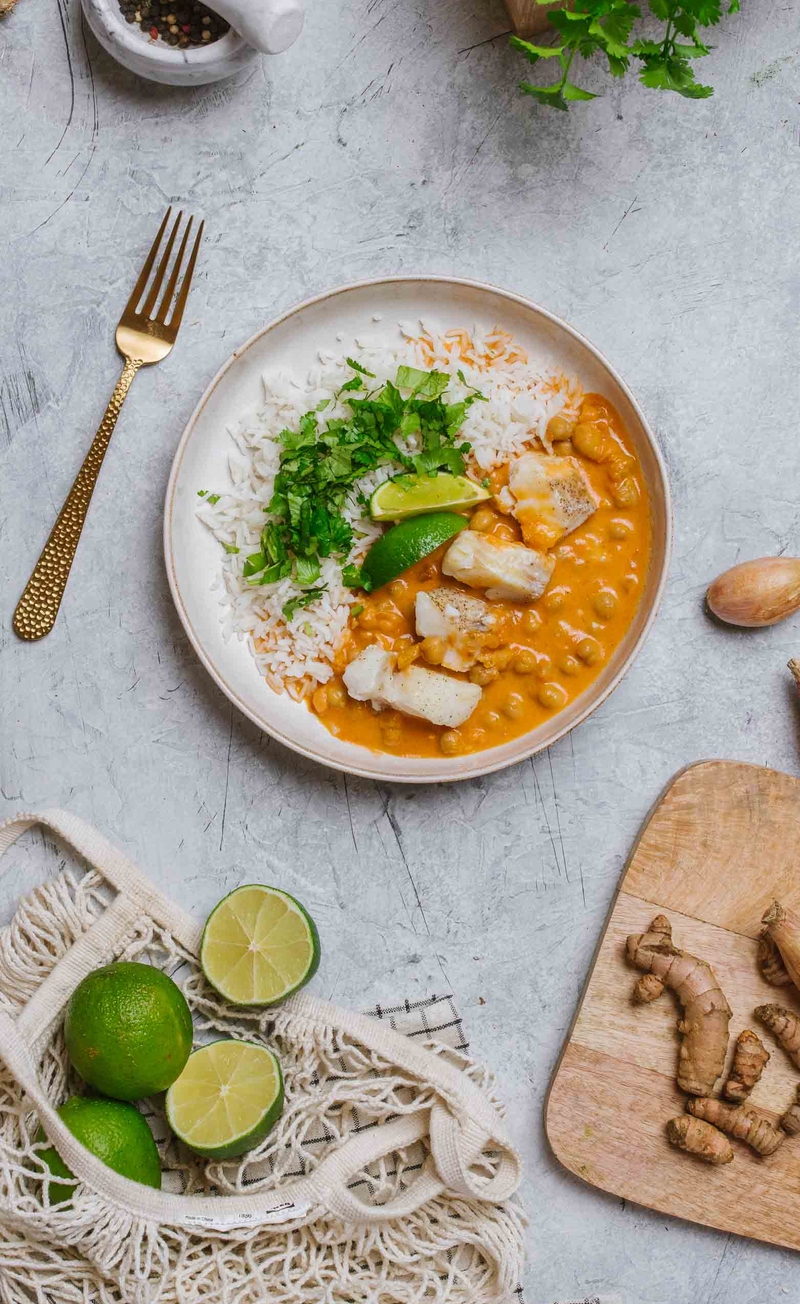 Curry z dorszem i ciecierzycą, ryż basmati z kolendrą