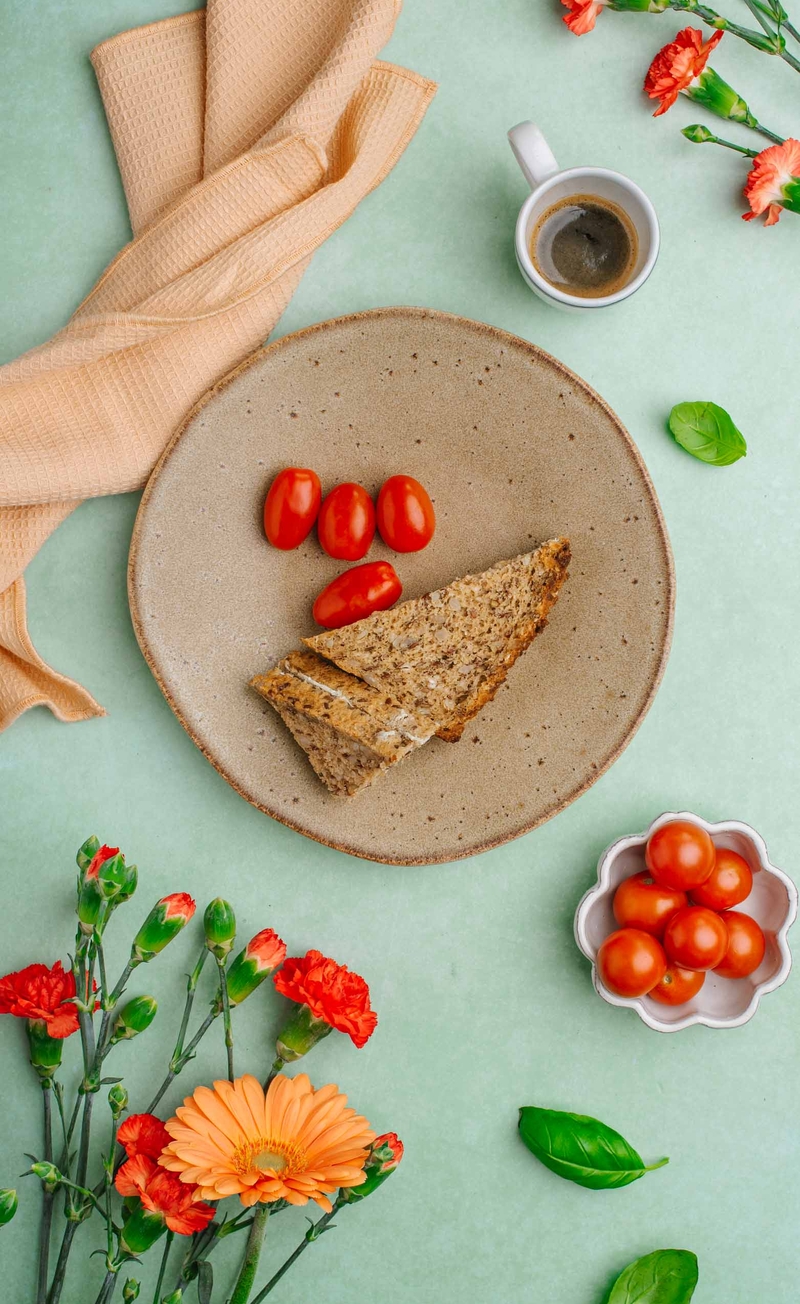Kanapka owsiana z serkiem śmietankowym z dodatkiem pesto bazyliowego, pomidorki