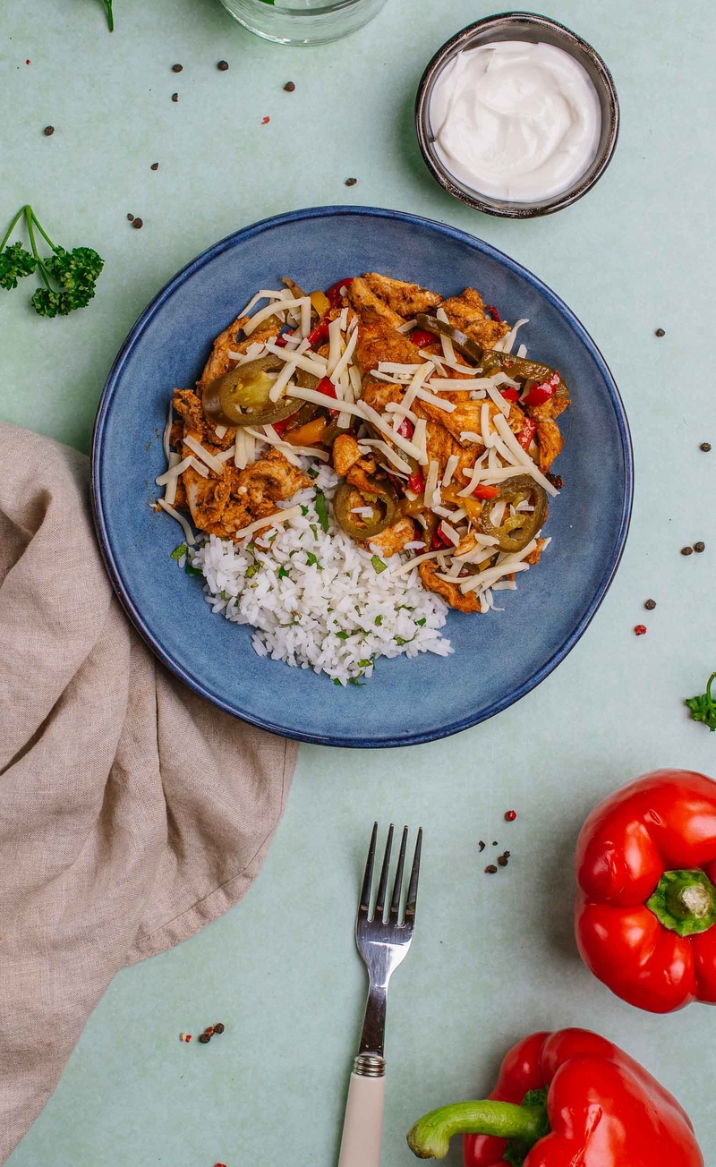 Fajitas z kurczakiem i cheddarem, ziołowy ryż jaśminowy, kwaśna śmietana